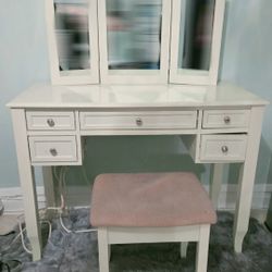 Girls vanity With Bench