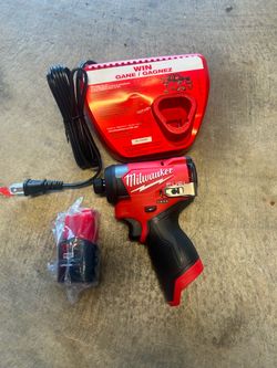 Taladro Milwaukee batería cargador