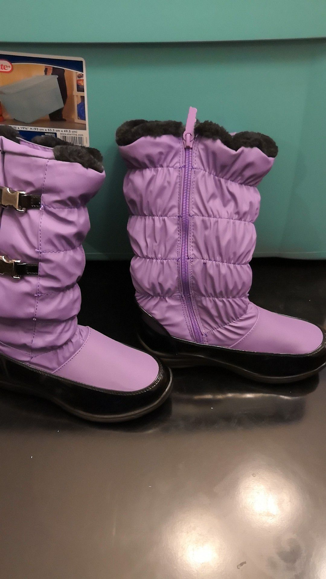 Brand new Totes girls size 4 snow boots