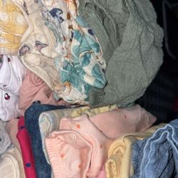 Ropa de bebe. Newborn y 0-3 meces. Todo como nuevo nada manchado. Casi alrededor de 150 piezas entre vestidos trages y mas! Puede ver antes de comprar