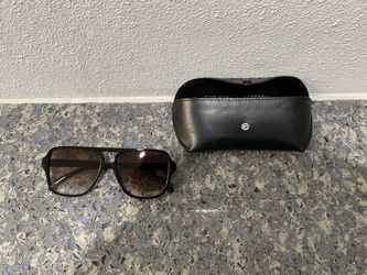 Diff Black Aviator Sunglasses with Case some wear