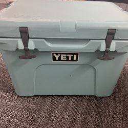 YETI Tundra 45 Cooler – Seafoam Green (Excellent Condition)