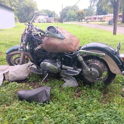  1997 Kawasaki Vulcan 1500 Classic (VN1500-D2) motorcycle. 