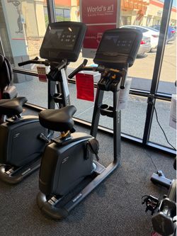 🔥 FLOOR MODEL Matrix U30 Upright Bike with XIR Console 🔥