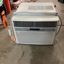 Window AC 10,000 BTU. 