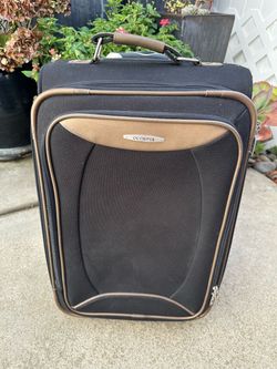 Olympia expandable 2 wheel roller luggage 21”tall x 14”wide black