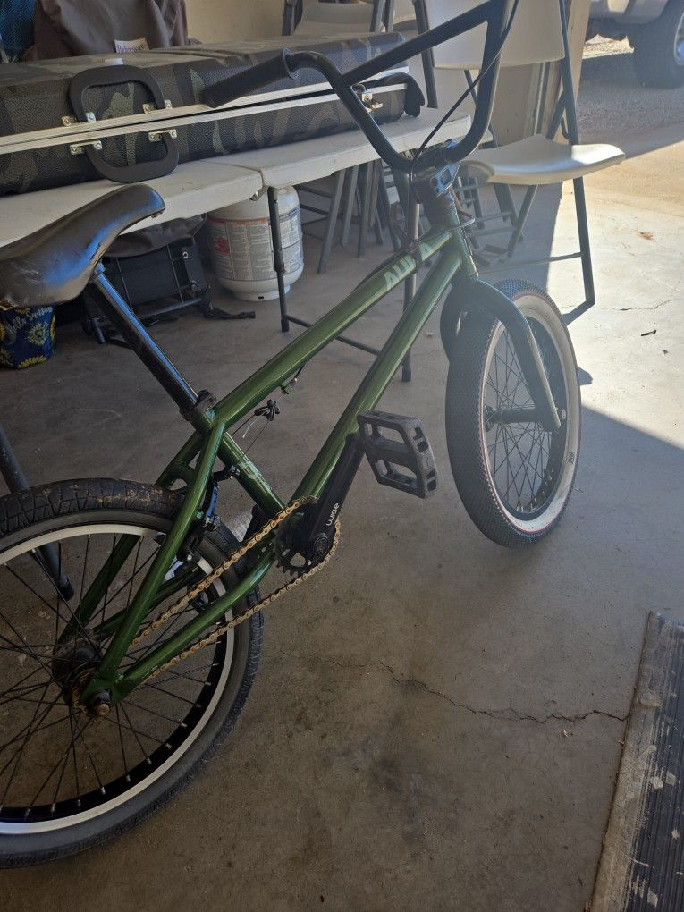 DK BMX BIKE HAS VANS TIRES DK FORKS