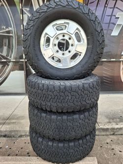 Wheels with tires for a 2019 GMC SILVERADO
