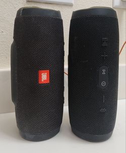 Pair of JBL Charge 4