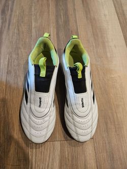 Adidas goletto soccer shoes
Size 3,5