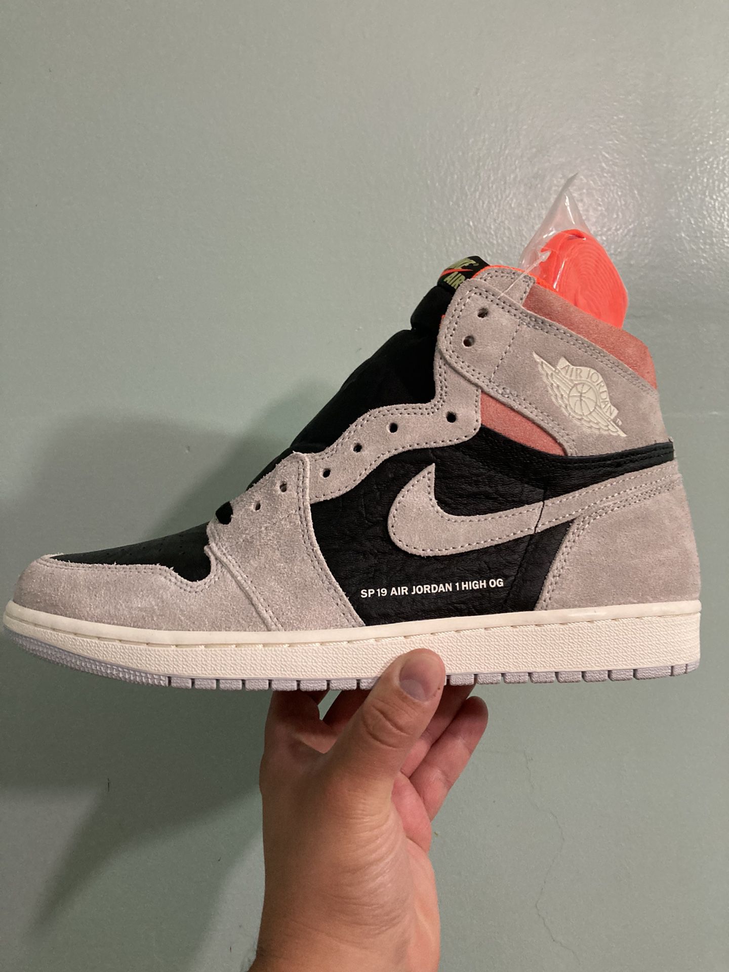 Jordan 1 high “Hyper Crimsion” size (11). In men’s. DS(New) factory laced. $325 takes today! No trades cash only! Picked up locally in Providence.