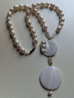 Natural  freshwater white pearls necklace