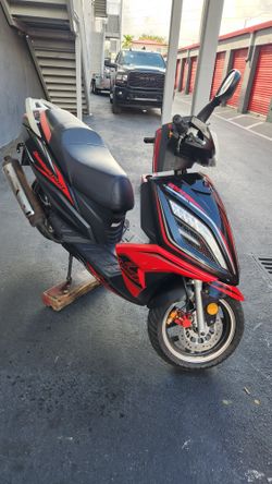 SCOOTER 49 cc, Year 2017. 2248 Miles. Title on hand / USED Good CONDITION SCOOTER 49 cc, Year 2017. 2248 Miles. Title on hand / USED Good CONDITION SCOOTER 49 cc, Year 2017. 2248 Miles. Title on hand / USED Good CONDITION
