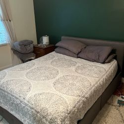 Queen gray platform Bed With Drawers