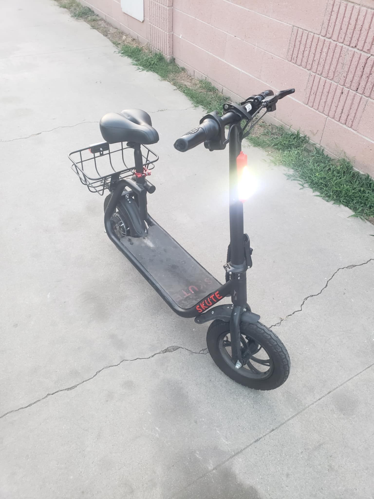 Scooter electric bike with seat for kids is used but work 100% is only for kids won't handle big person only 200lb or less to pull 18mph to 25miles ra