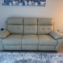 $625 POWER RECLINING SOFA – Beige Rooms To Go Antonin Electric Recliner (Easy First-Floor Pickup)