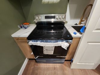 GE Electric stove 220v new open box