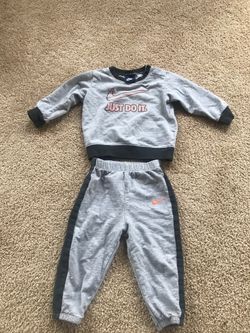BOYS NIKE 2 PIECE NIKE OUTFIT GREY 18 MONTHS