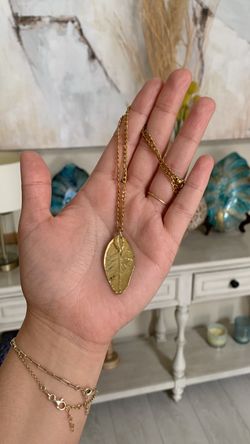 Stunning Gold Leaf Necklace