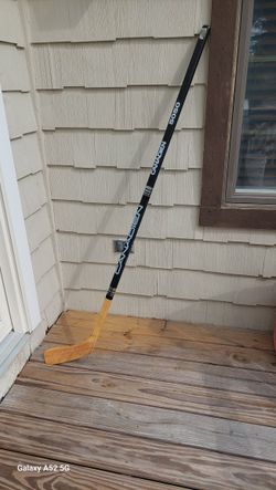 PRICE DROP $3.00!!  HOCKEY STICK CANADIEN WOOD RIGHT, 5050