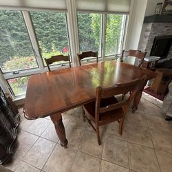 Dining Room Table w/ 6 Chairs & 2 18” Leaves