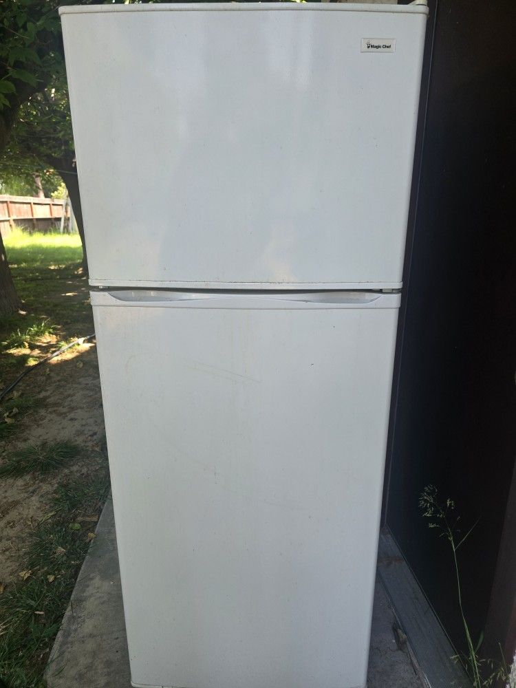 Magic Chef 10 cubic foot refrigerator for sale