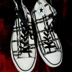 Converse all star chuck taylor shoes size Men's 7, Women's 9, like new