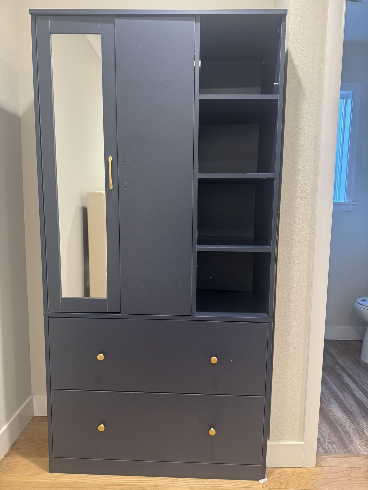 Standing Wardrobe / Armoire