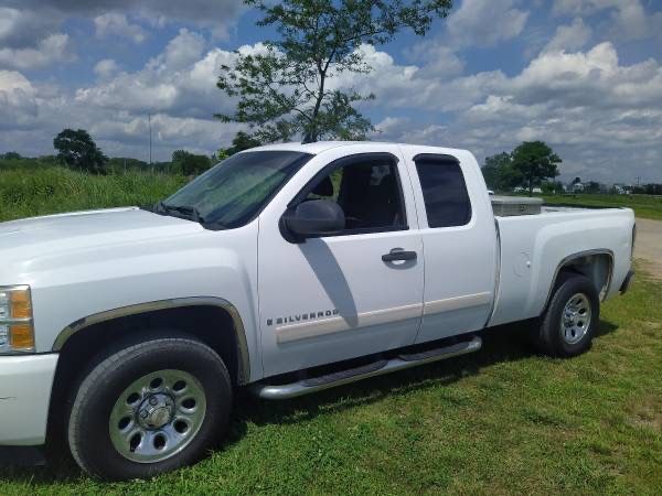This is a really nice Southern truck. ***No RUST*** Has lots of extra upgrades to make it even better. 300 Horsepower V8 Fully loaded-all power Powe