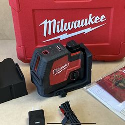 Milwaukee  3522-21 Green 100 ft. Cross Line and Plumb Points Rechargeable Laser Level with REDLITHIUM Lithium-Ion USB Battery and Charger