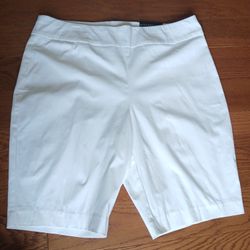 Chico’s So Slimming Brigitte Slim Short  Alibaster White 2.5. NWT