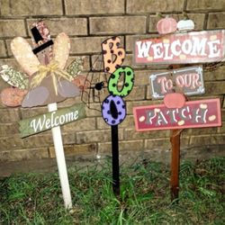 Super Cute Yard Stake Seasonal Welcome Signs!