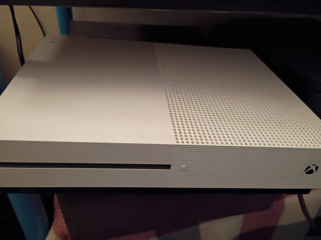Xbox One S 1TB Bundle – 2 Wired Controllers + 5 Games + Cables – $200 (Firm)
🎮 Plug & Play Gaming Setup – Everything You Need