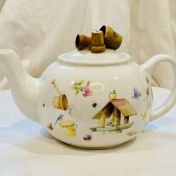 Darling Teapot with A Wholesome Gardening Theme
