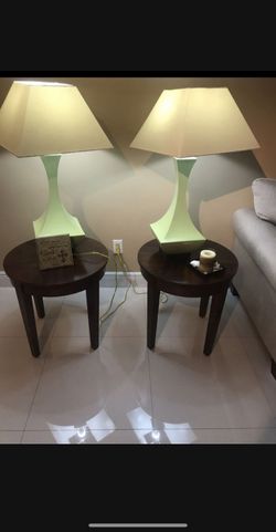mesa con lámpara