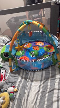 Baby play gym with balls