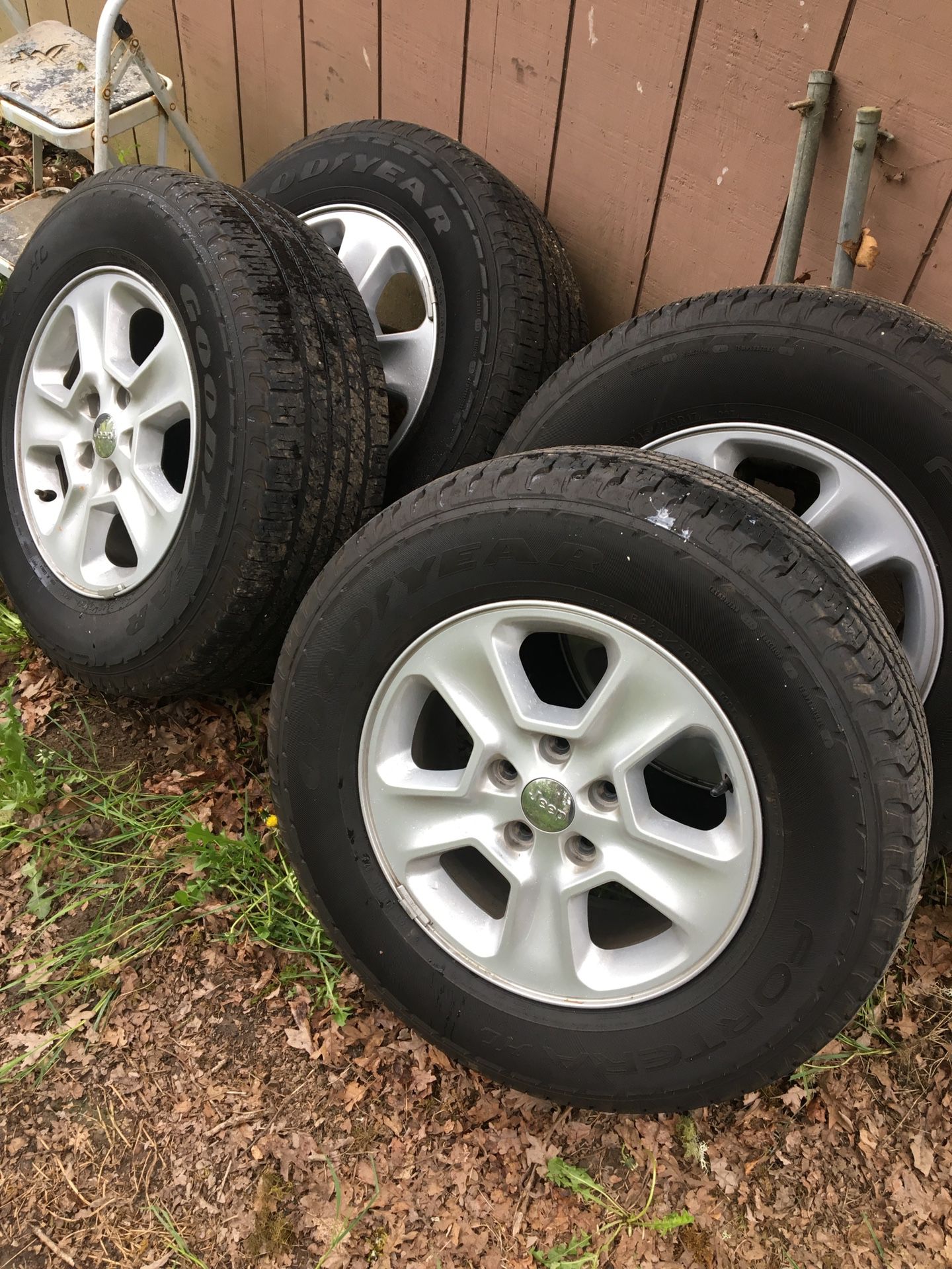 Stock 2015 Jeep Grand Cherokee wheels and tires