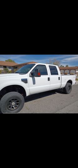 2009 Ford F-250 Crew Cab V10 Pickup Truck pink in hand