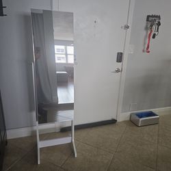 Jewelry gabinete with mirror