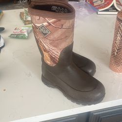 Kids muck boots size 4