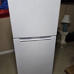 Magic Chef Refrigerator 10.1 Cu. Feet