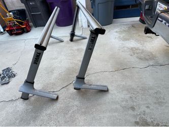 Thule xsporter truck racks with clamps keys and locks the one rack the knobs are really tight  will not go up or down needs lubed up selling as is