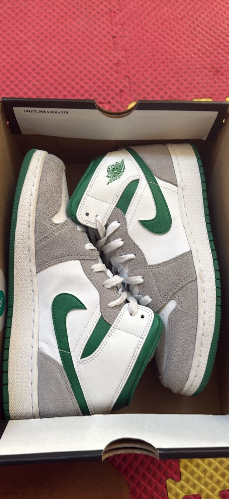 Air Jordan 1 Mid SE Youth Size 7 (BRAND NEW)