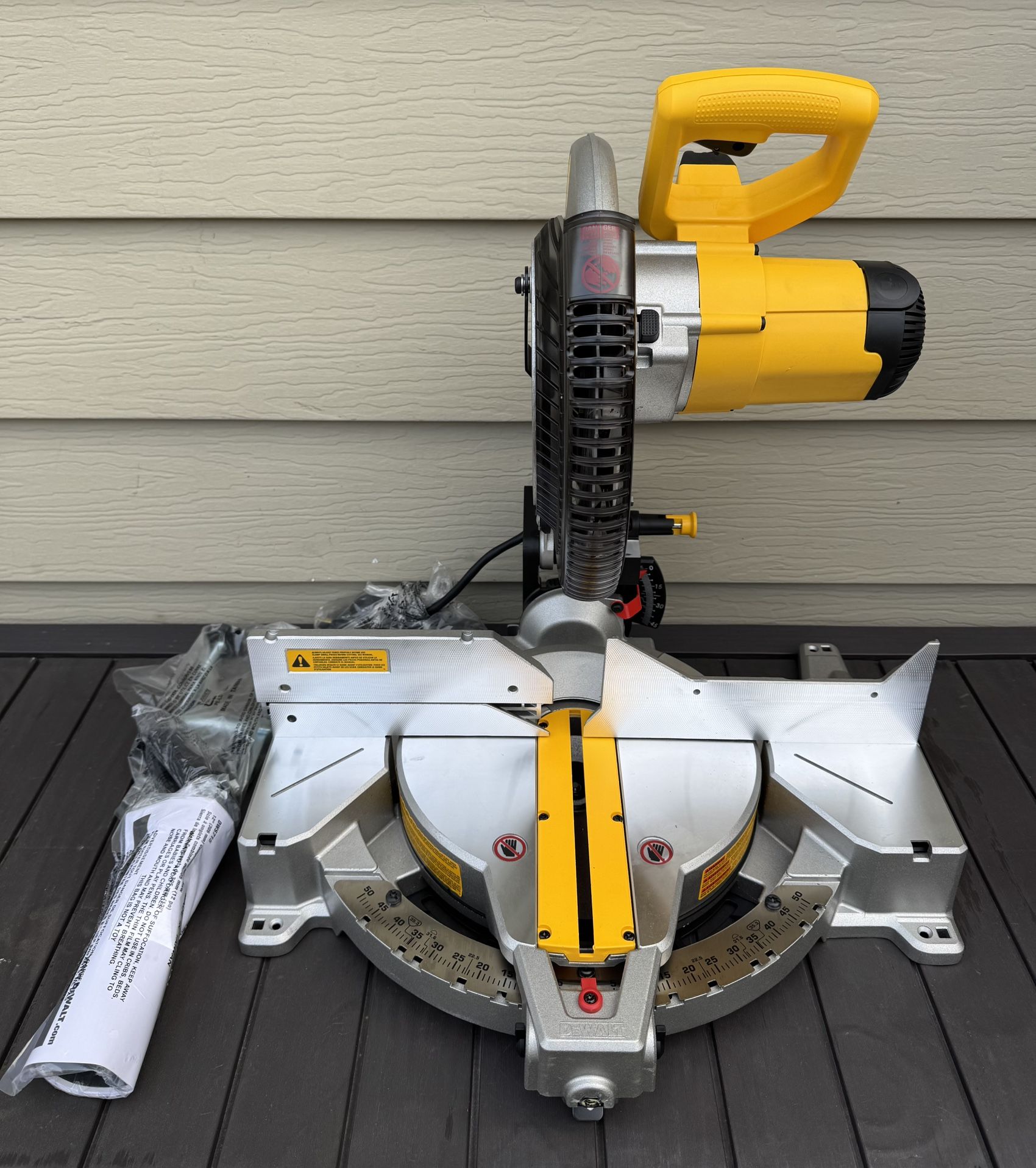 DEWALT 15 Amp Corded 12 in. Single Bevel Compound Miter Saw