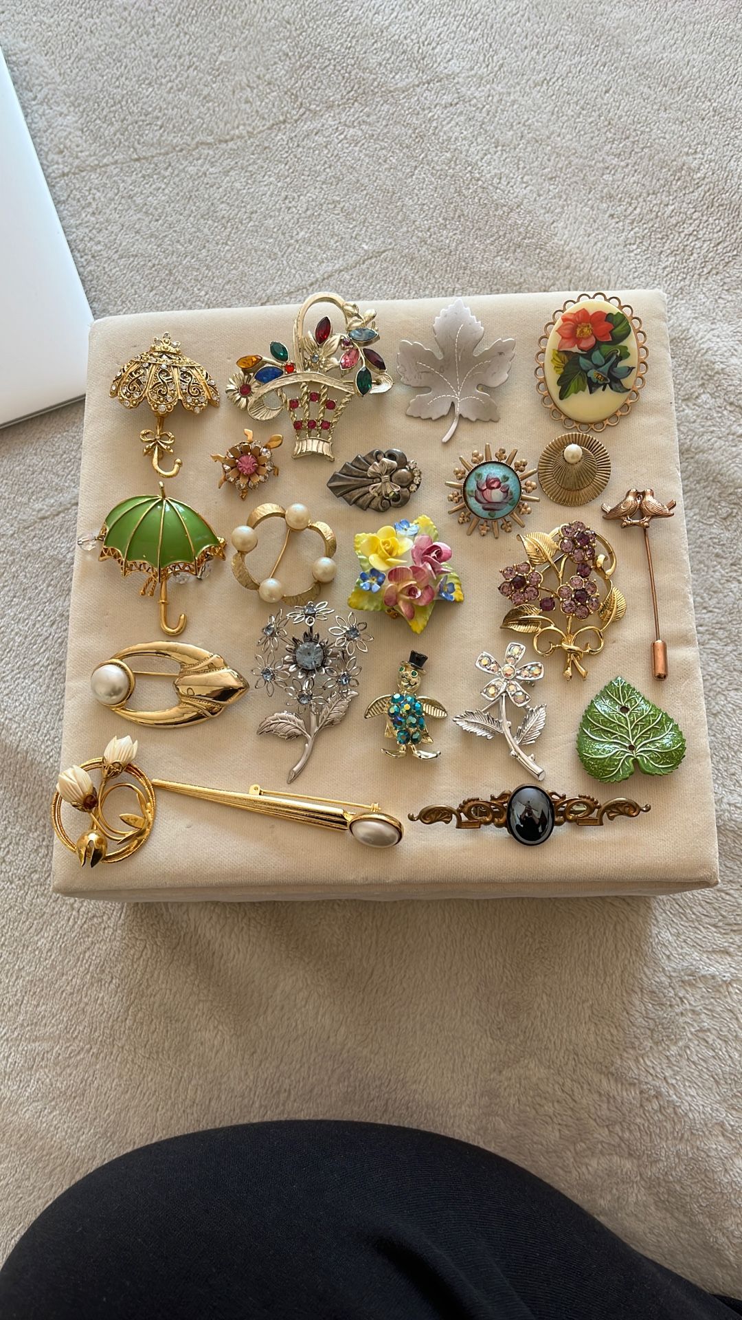 Lots Of Vintage Brooches With Different Designs