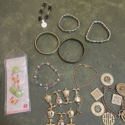 Cool Lot Of Vintage Bracelets 