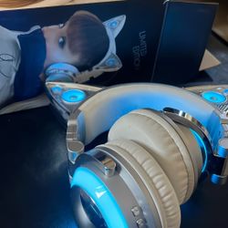 Ariana Grande headphones