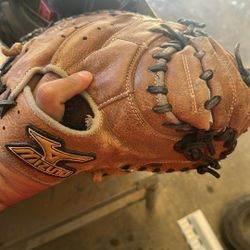 Mizuno Catcher Glove 34”
