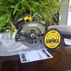 DeWalt.  60v New Flexvolt.  Circular Saw.   W/ Blade