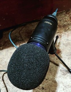 Aukey USB microphone nothing wrong with it really nice comes with the power cord & popper stopper ready to go $20